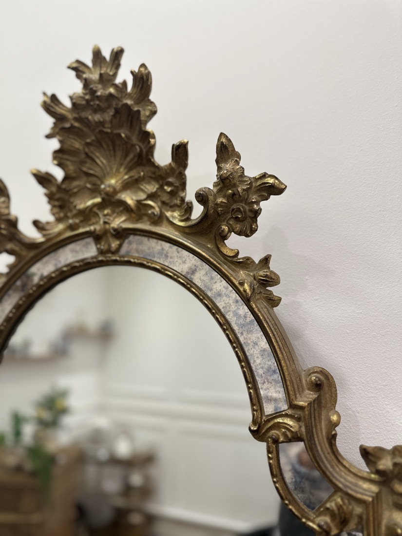 Miroir doré du salon