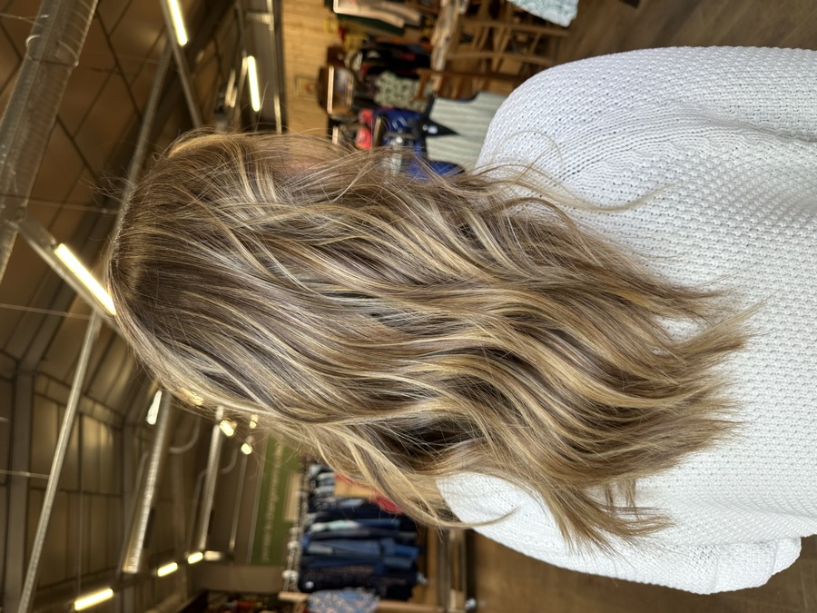 Coupe et couleur réalisées au salon
